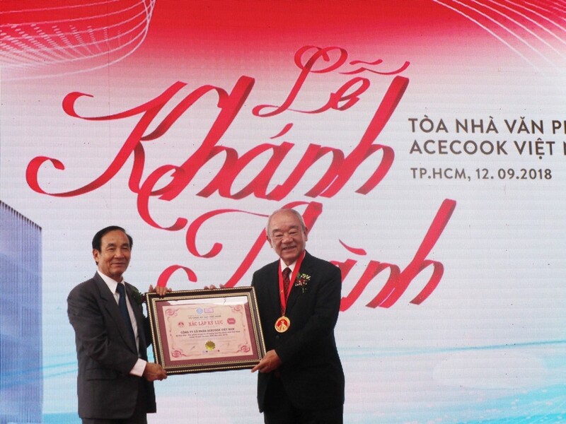 Ông Kajiwara Junichi - Tổng giám đốc Công ty cổ phần Acecook Việt Nam nhận bằng khen.